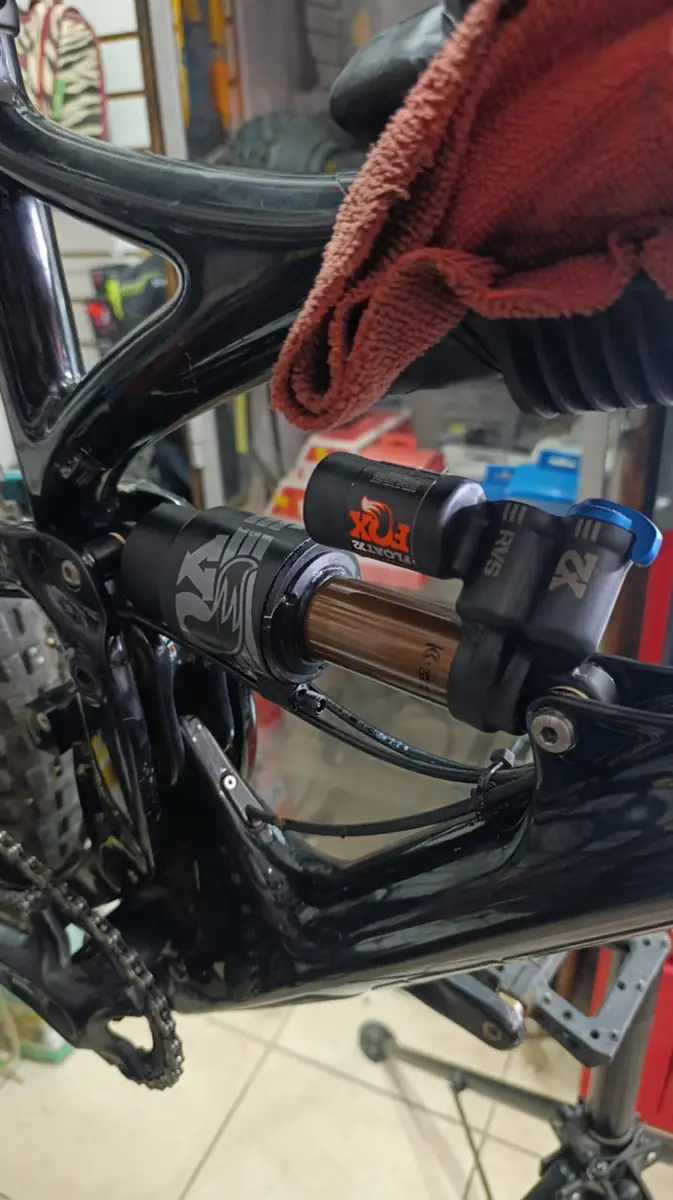 Amortiguador Fox instalado en bicicleta, Univercycles Coquimbo