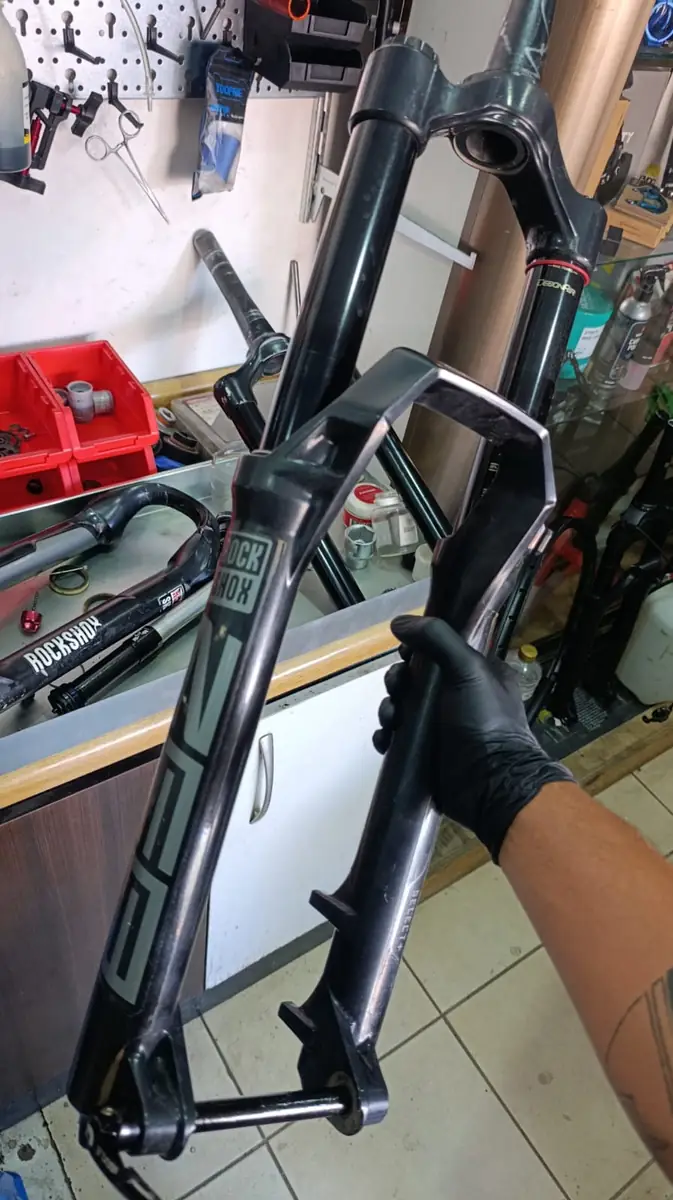 Revisión de horquilla en el taller, Univercycles Coquimbo