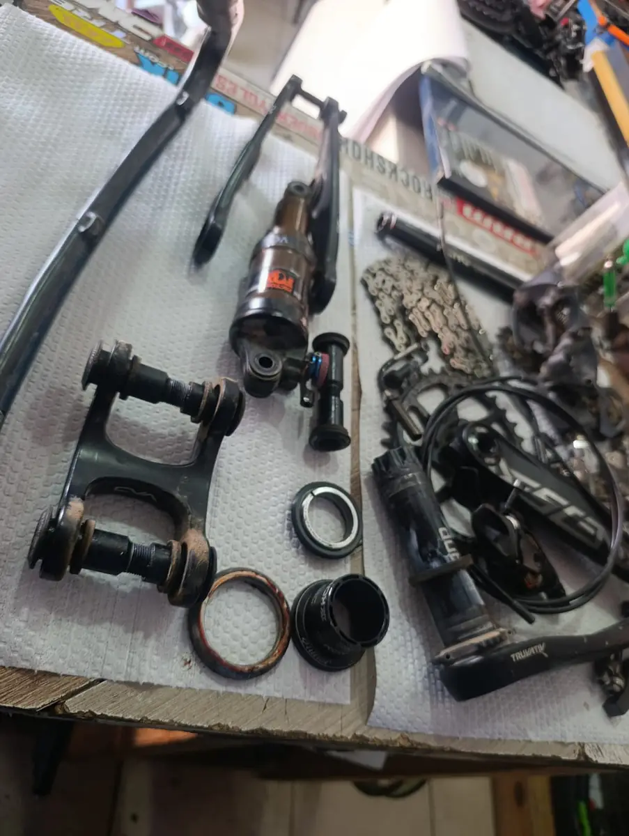 Componentes de suspensión en reparación, Univercycles Coquimbo